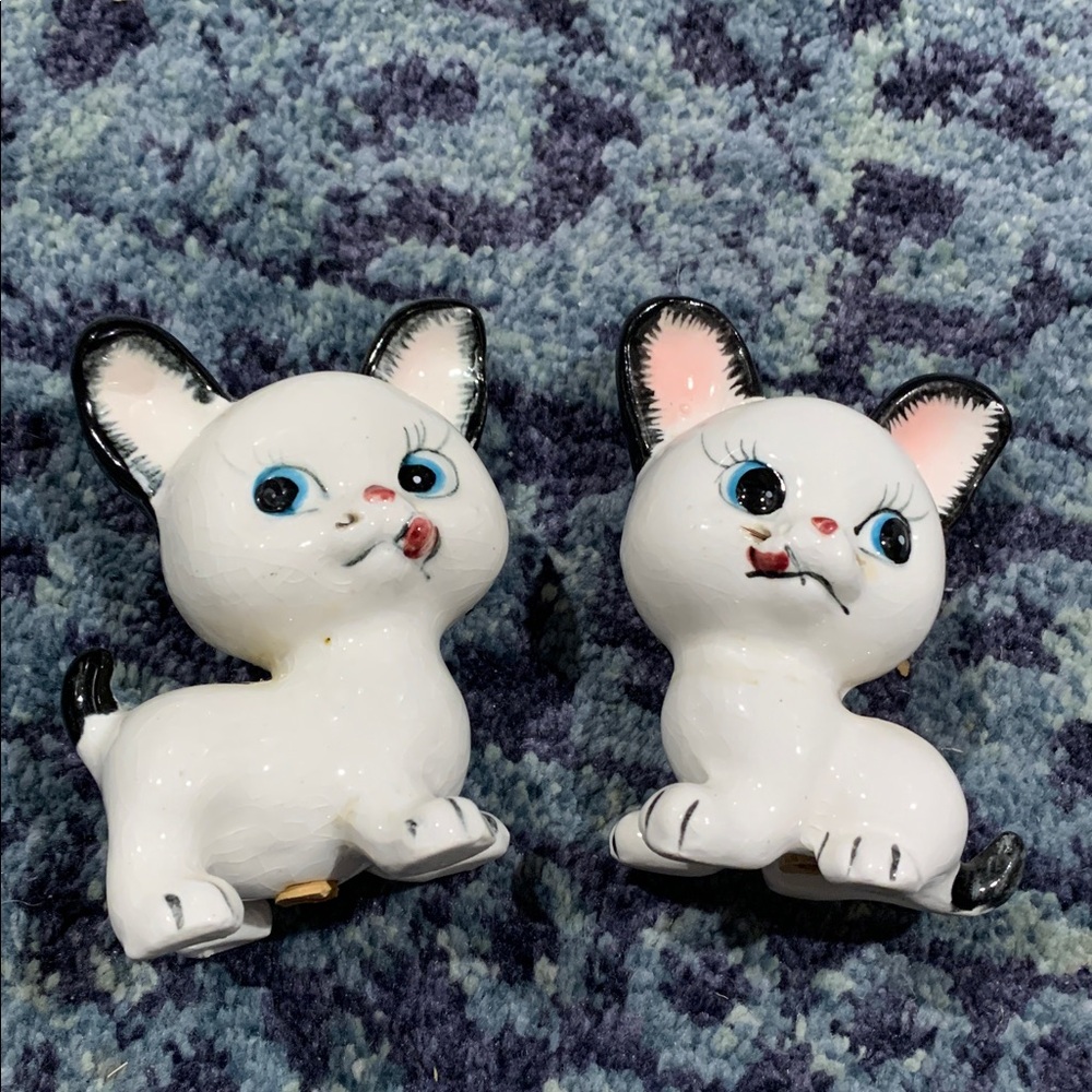 Vintage Cute kitties Set of 2 Ceramic Figurine salt & pepper shaker in used cond